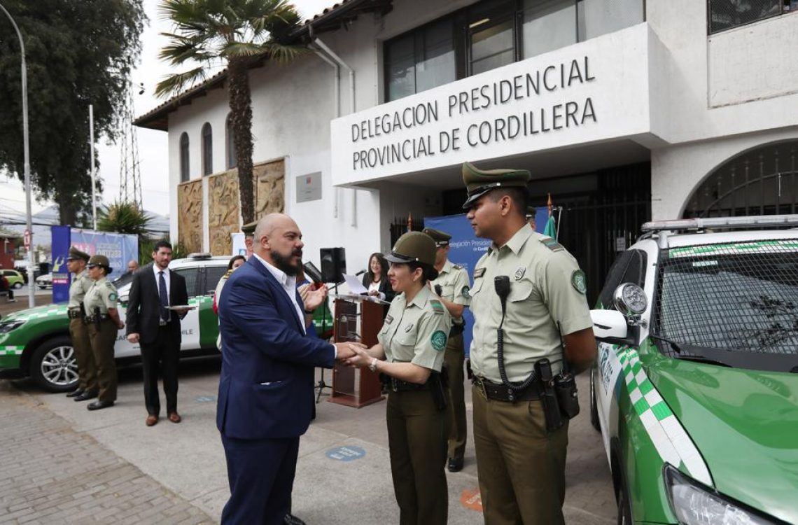 Subsecretario Vergara entregó 2 vehículos policiales del programa "Somos Barrio".