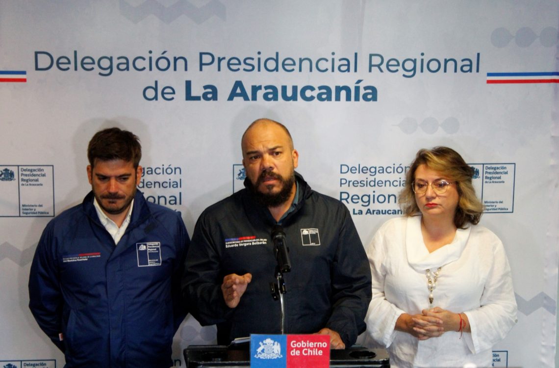 A la izquierda, Delegado Presidencial Regional de La Araucanía, José Montalva; Subsecretario de Prevención del Delito, Eduardo Vergara; y a la derecha, Delegada Presidencial Provincial de Malleco, Andrea Parra.